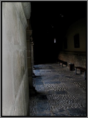 Una forma de demostrar el silencio en el claustro de Liebana, es tan difícil de explicar el silencio, y más con una imagen